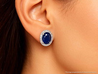 Witgouden entourage oorbellen met diamanten en saffier - afbeelding 3 van  10