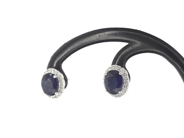 Witgouden entourage oorbellen met diamanten en saffier - afbeelding 4 van  10