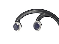 Witgouden entourage oorbellen met diamanten en saffier - afbeelding 4 van  10