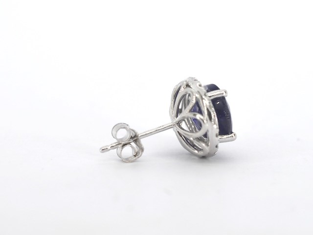 Witgouden entourage oorbellen met diamanten en saffier - afbeelding 8 van  10