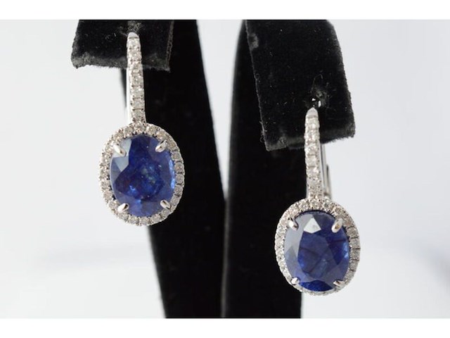 Witgouden entourage oorbellen met diamanten en saffier - afbeelding 1 van  8