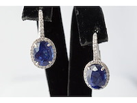 Witgouden entourage oorbellen met diamanten en saffier