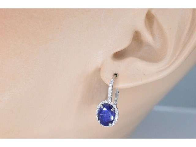 Witgouden entourage oorbellen met diamanten en saffier - afbeelding 2 van  8