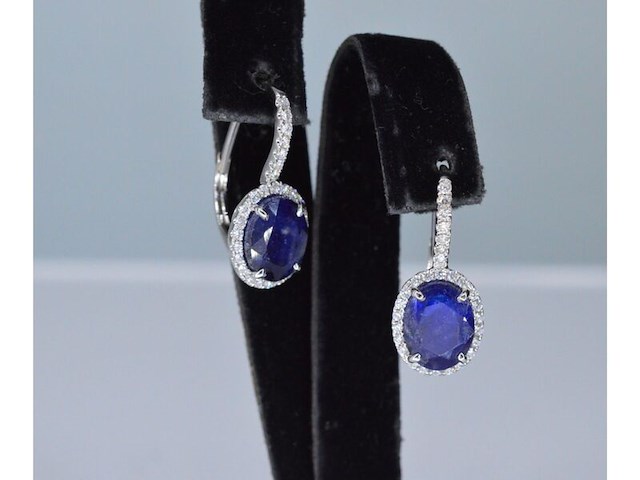 Witgouden entourage oorbellen met diamanten en saffier - afbeelding 3 van  8