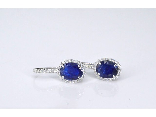 Witgouden entourage oorbellen met diamanten en saffier - afbeelding 5 van  8