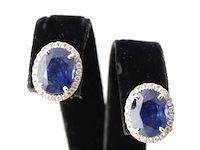 Witgouden entourage oorbellen met diamanten en saffier - afbeelding 1 van  5