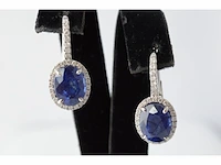 Witgouden entourage oorbellen met diamanten en saffier