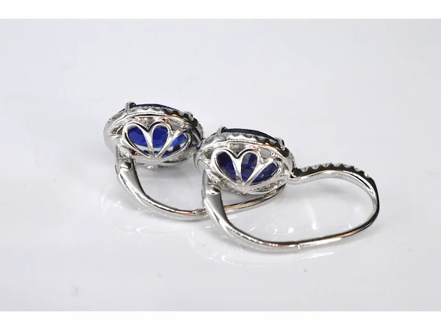 Witgouden entourage oorbellen met diamanten en saffier - afbeelding 6 van  8