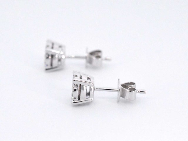 Witgouden entourage oorbellen met diamanten - afbeelding 7 van  10