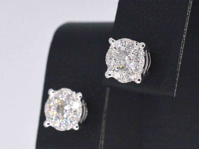 Witgouden entourage oorbellen met diamanten - afbeelding 4 van  10