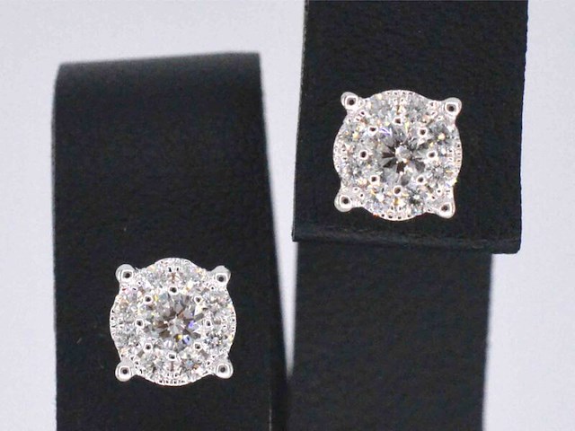 Witgouden entourage oorbellen met diamanten - afbeelding 1 van  11