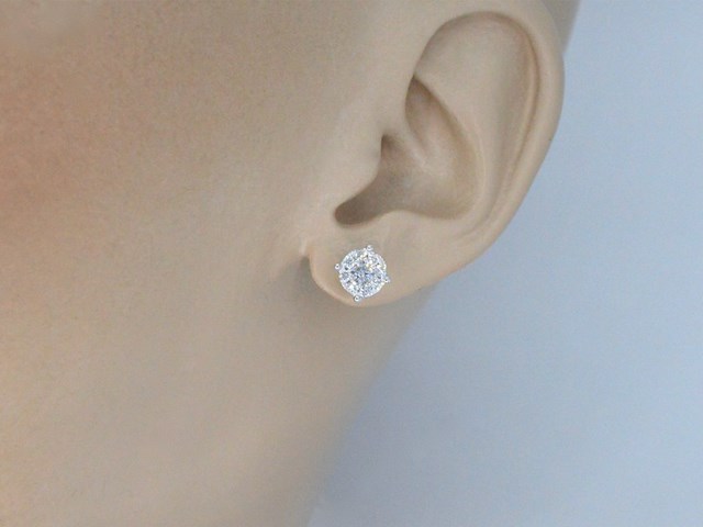 Witgouden entourage oorbellen met diamanten - afbeelding 4 van  11