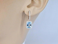 Witgouden entourage oorbellen met grote topazen en diamanten - afbeelding 2 van  9