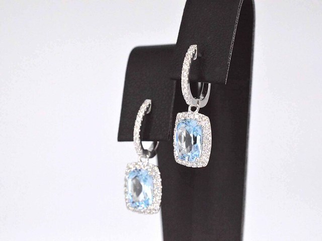 Witgouden entourage oorbellen met grote topazen en diamanten - afbeelding 3 van  9