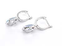 Witgouden entourage oorbellen met grote topazen en diamanten - afbeelding 6 van  9