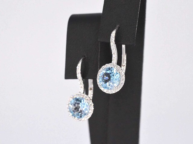 Witgouden entourage oorbellen met grote topazen en diamanten - afbeelding 3 van  9