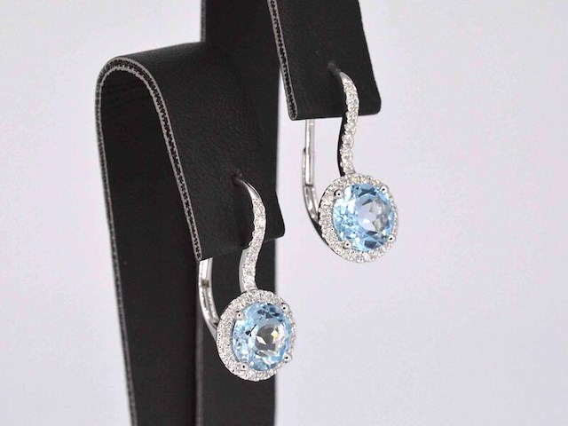 Witgouden entourage oorbellen met grote topazen en diamanten - afbeelding 4 van  9