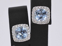 Witgouden entourage oorbellen met grote topazen en diamanten