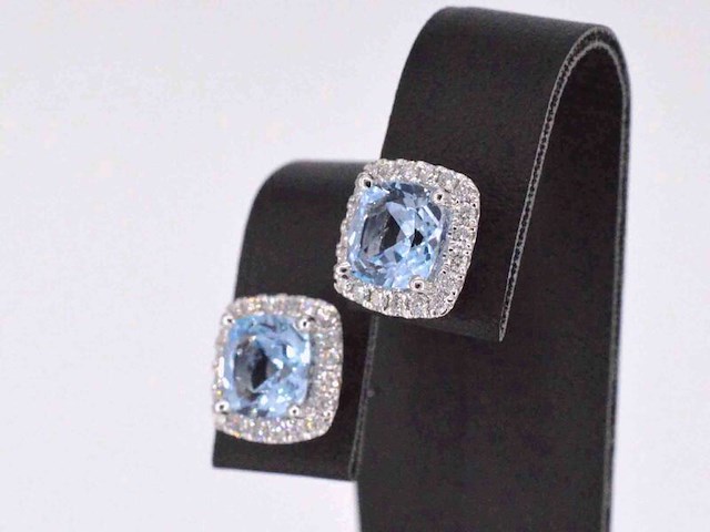 Witgouden entourage oorbellen met grote topazen en diamanten - afbeelding 3 van  7