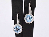 Witgouden entourage oorbellen met grote topazen en diamanten