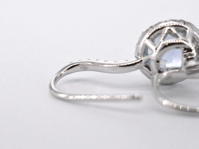 Witgouden entourage oorbellen met grote topazen en diamanten - afbeelding 7 van  9