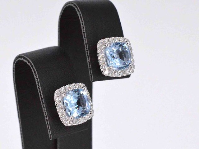 Witgouden entourage oorbellen met grote topazen en diamanten - afbeelding 4 van  9