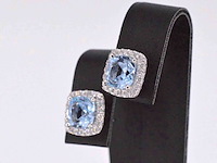 Witgouden entourage oorbellen met grote topazen en diamanten - afbeelding 3 van  9