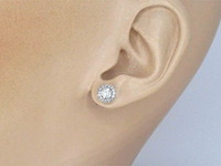 Witgouden entourage oorbellen met milky diamanten - afbeelding 2 van  8