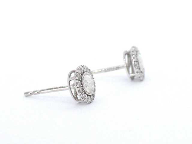 Witgouden entourage oorbellen met milky diamanten - afbeelding 4 van  8