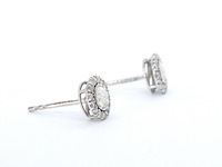 Witgouden entourage oorbellen met milky diamanten - afbeelding 4 van  8