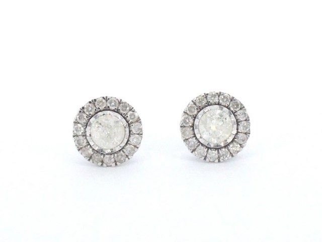 Witgouden entourage oorbellen met milky diamanten - afbeelding 5 van  8