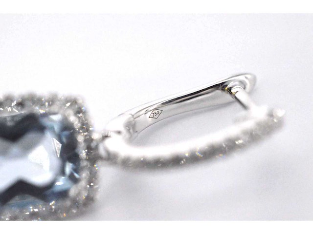 Witgouden entourage oorbellen met topazen en diamanten - afbeelding 6 van  6