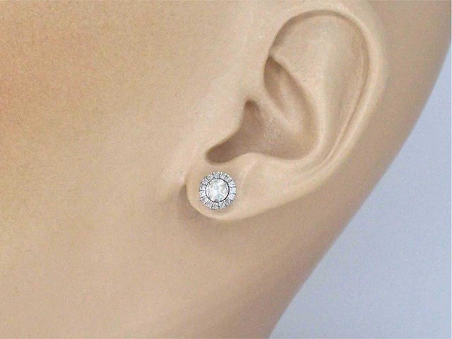 Witgouden entourage oorbellen milky diamanten - afbeelding 2 van  7