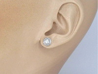 Witgouden entourage oorbellen milky diamanten - afbeelding 2 van  7