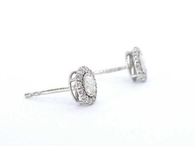 Witgouden entourage oorbellen milky diamanten - afbeelding 5 van  7