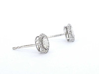 Witgouden entourage oorbellen milky diamanten - afbeelding 5 van  7