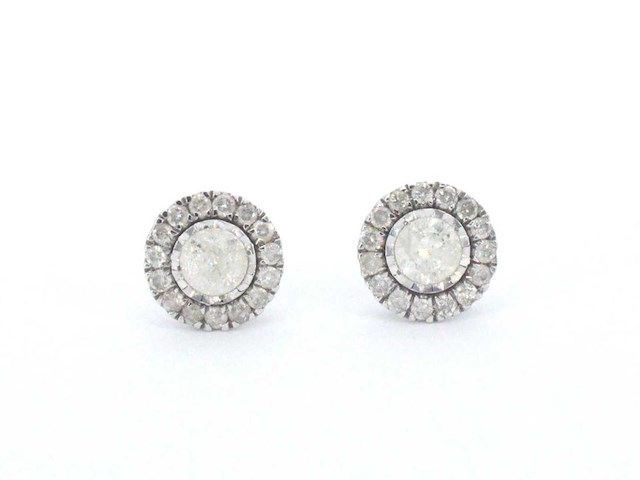 Witgouden entourage oorbellen milky diamanten - afbeelding 6 van  7