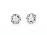 Witgouden entourage oorbellen milky diamanten - afbeelding 6 van  7