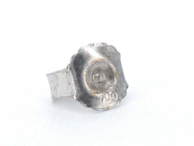 Witgouden entourage oorbellen milky diamanten - afbeelding 7 van  7