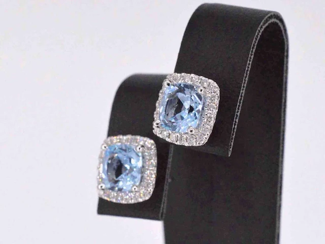 Witgouden entourage oorbellen topaas diamant - afbeelding 3 van  8