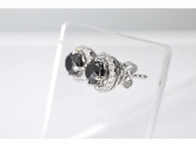 Witgouden entourage oorbellen zwarte diamant - afbeelding 4 van  10