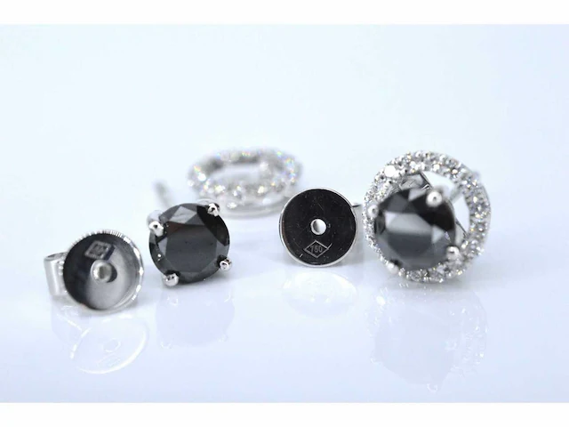 Witgouden entourage oorbellen zwarte diamant - afbeelding 10 van  10