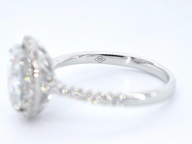 Witgouden entourage ring diamant ovaal briljant - afbeelding 2 van  10