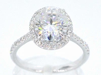 Witgouden entourage ring diamant ovaal briljant