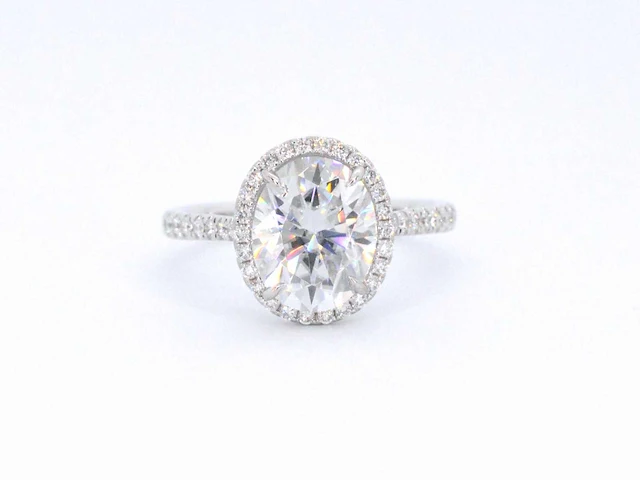 Witgouden entourage ring diamant ovaal briljant - afbeelding 8 van  10