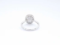 Witgouden entourage ring diamant ovaal briljant - afbeelding 9 van  10