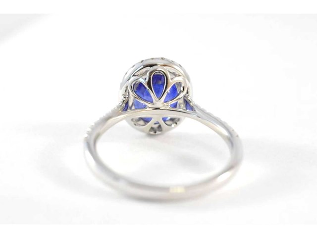 Witgouden entourage ring diamant saffier - afbeelding 6 van  8