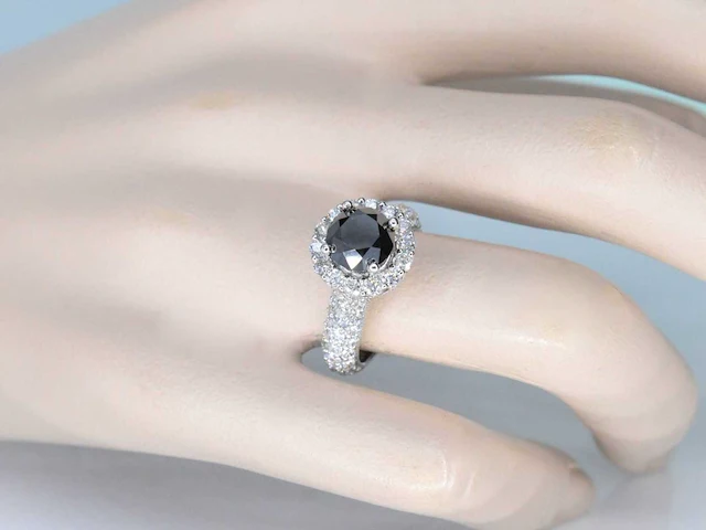 Witgouden entourage ring diamant zwart - afbeelding 2 van  7