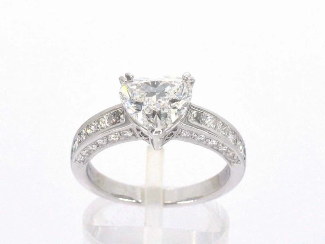 Witgouden entourage ring hartdiamant - afbeelding 1 van  9
