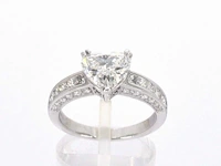 Witgouden entourage ring hartdiamant